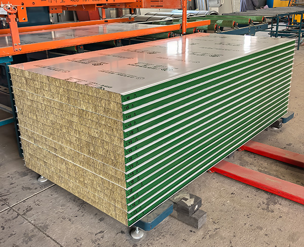 彩钢夹芯板与密度板的区别是什么？